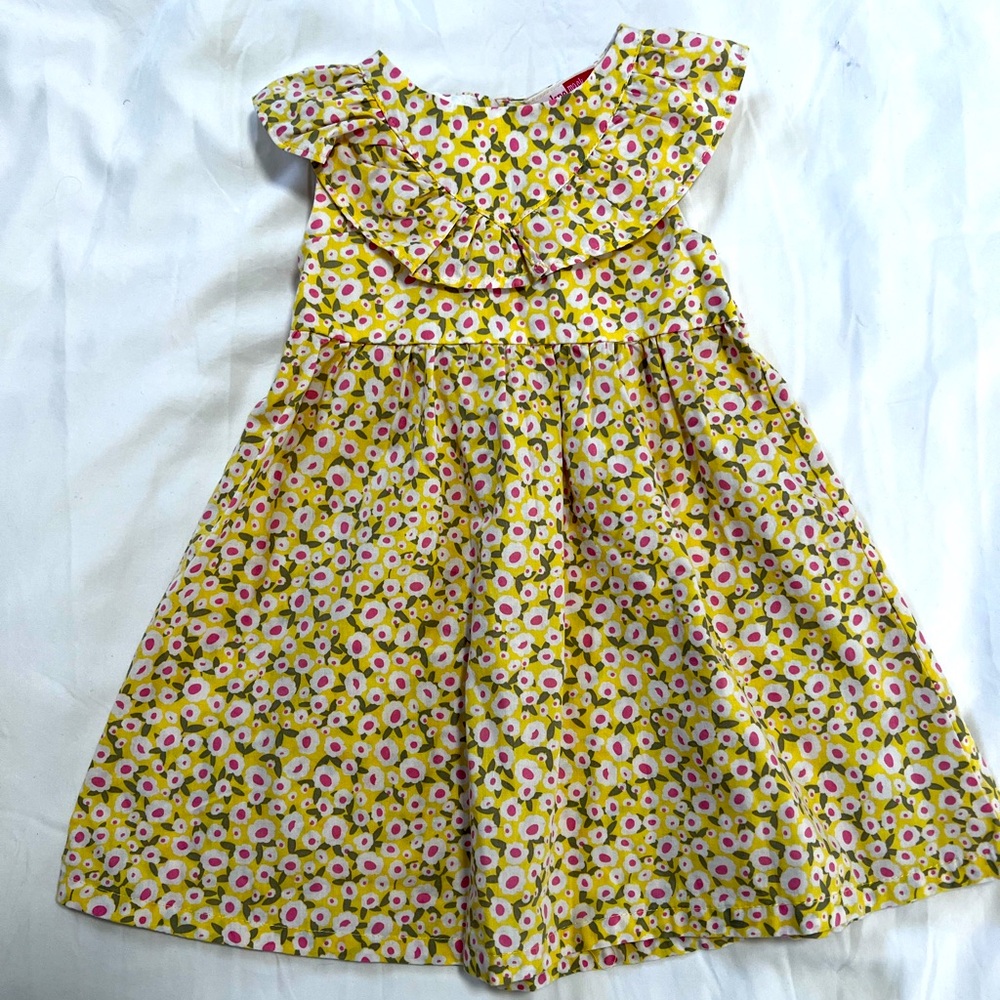 Floral dress
Ruffle details buttons on the back.